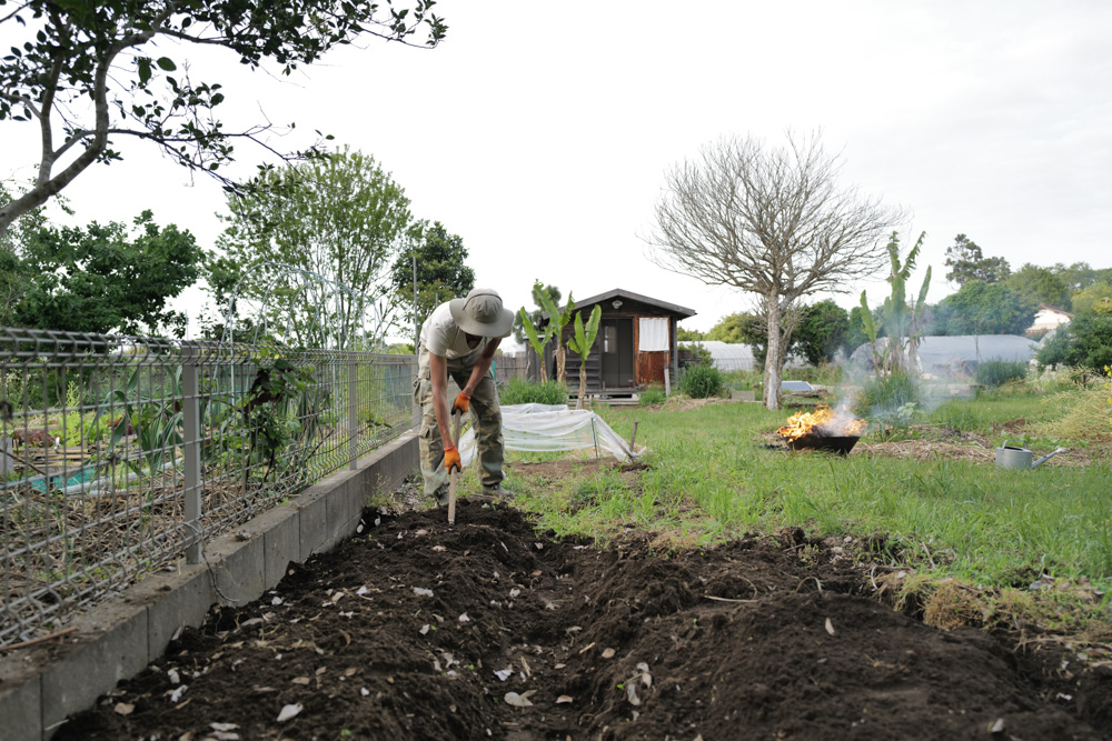 春土用の間日に野良仕事　残渣を燃やす、耕起、草刈り、ズッキーニ、イタリアントマトの苗を植える