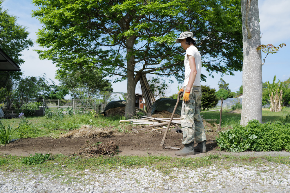 春土用の間日に野良仕事　残渣を燃やす、耕起、草刈り、ズッキーニ、イタリアントマトの苗を植える
