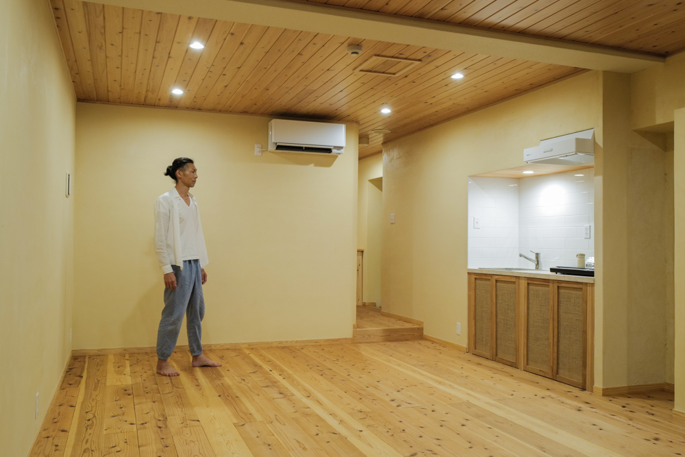 沖縄ワーケーションルームリノベーション　DIYパート DAY33　キッチン台に化粧板を貼る、エントランスの棚を作る、ニトリでベッドを選ぶ
