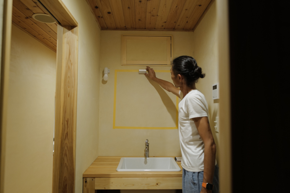 沖縄ワーケーションルームリノベーション　DIYパート DAY33　キッチン台に化粧板を貼る、エントランスの棚を作る、ニトリでベッドを選ぶ
