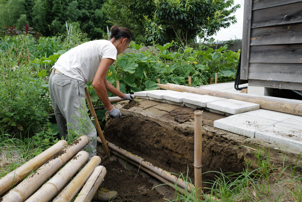 台風で崩れた小屋の土留補修