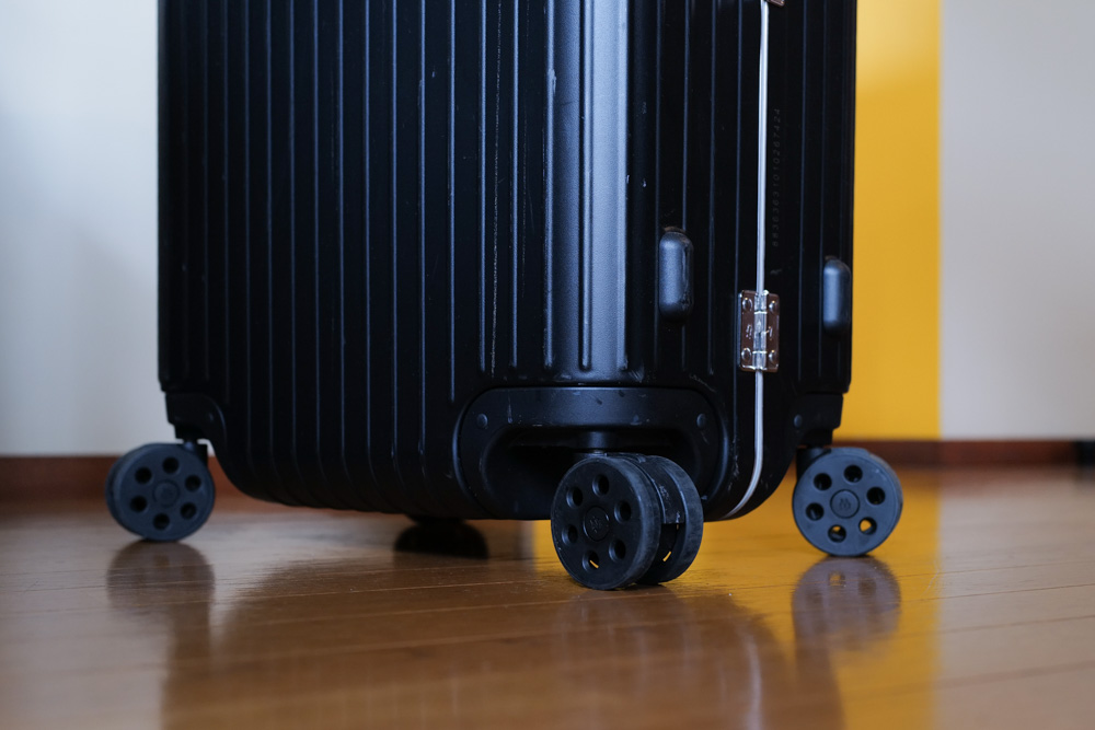 リモワ 4輪マルチホイールをストッパー付きホイールに換装　BRIGHTECH RIMOWA互換 ストッパー付きサイレントサスペンションキャスター RMO-60SをHybrid チェックイン Mに取り付ける