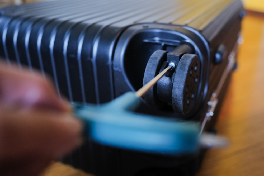 リモワ 4輪マルチホイールをストッパー付きホイールに換装　BRIGHTECH RIMOWA互換 ストッパー付きサイレントサスペンションキャスター RMO-60SをHybrid チェックイン Mに取り付ける