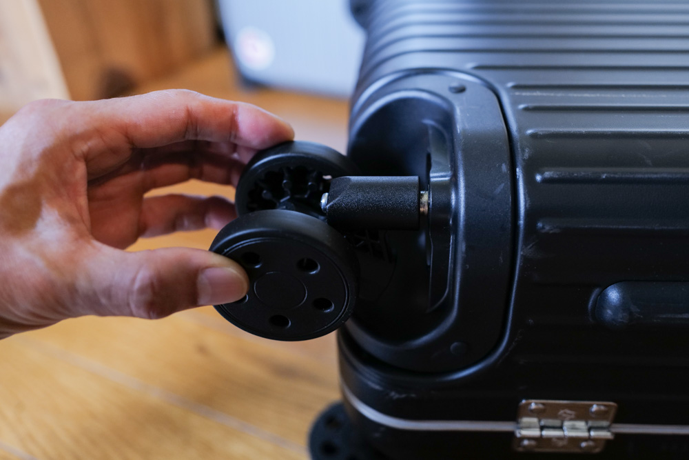 リモワ 4輪マルチホイールをストッパー付きホイールに換装　BRIGHTECH RIMOWA互換 ストッパー付きサイレントサスペンションキャスター RMO-60SをHybrid チェックイン Mに取り付ける