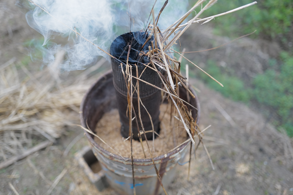 房総オルタナティブ米の籾殻で籾殻薫炭を作ってみる