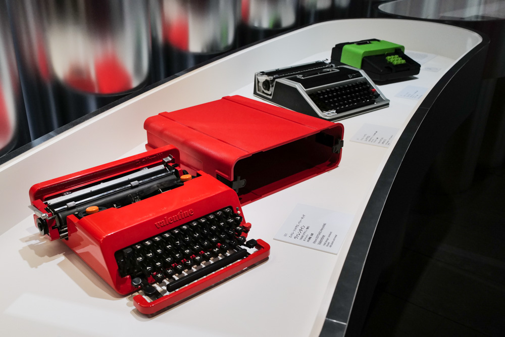 1969年 OLIVETTI Valentine エットレ・ソットサス展@ARTIZON MUSEUM 魔法がはじまるとき デザインは生まれる