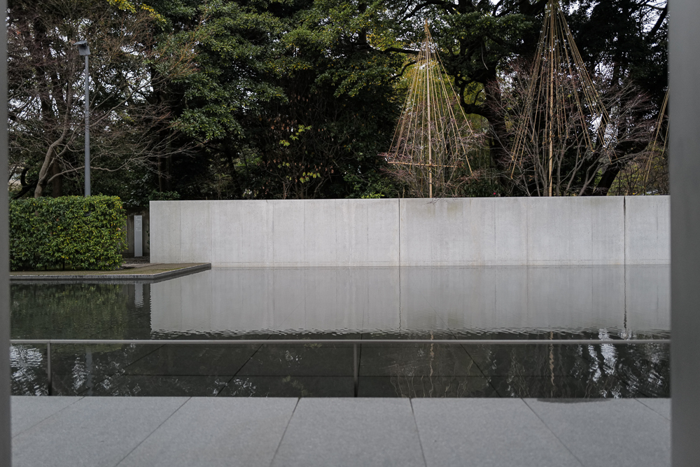 クラシックとモダンが融合する街 金沢というところ、思索へと誘う建物　谷口吉生氏設計の鈴木大拙館を訪問　思索空間から眺める水鏡の庭