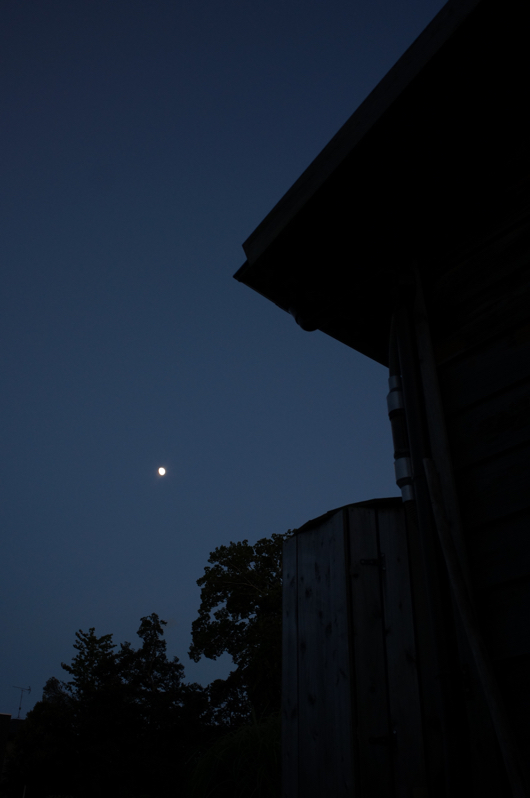 小屋と月と