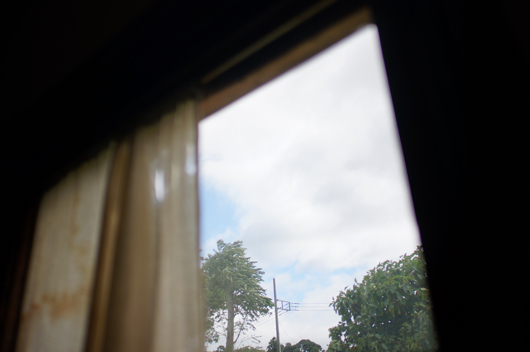 小屋窓から青空