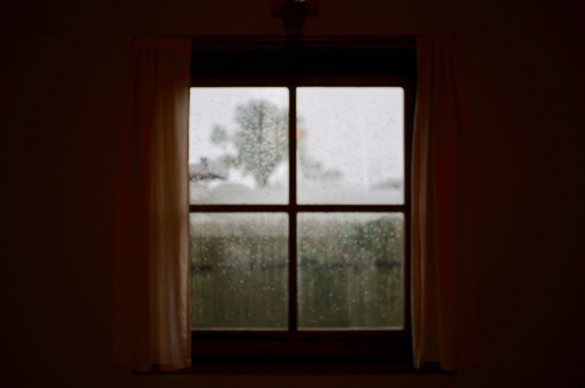 小屋の雨窓