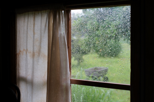 雨、窓、小屋
