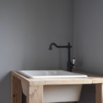 東京自宅の洗面所DIYリノベーション DAY4　足場板とIKEAのシンクと水栓で作った洗面台仮組み、黄ばんだコンセントプレートの塗装