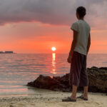 海に沈む夕陽を眺めながら、今日という1日の終わり、太陽の温かさ、大きな星系の中にいることを感じる