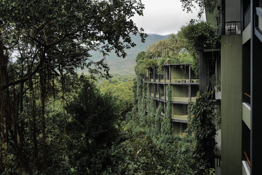 スリランカの密林に佇むジェフリー・バワ設計のホテル ヘリタンス・カンダラマ　Geoffrey Bawa's Heritance Kandalama nestled in the jungles of Sri Lanka